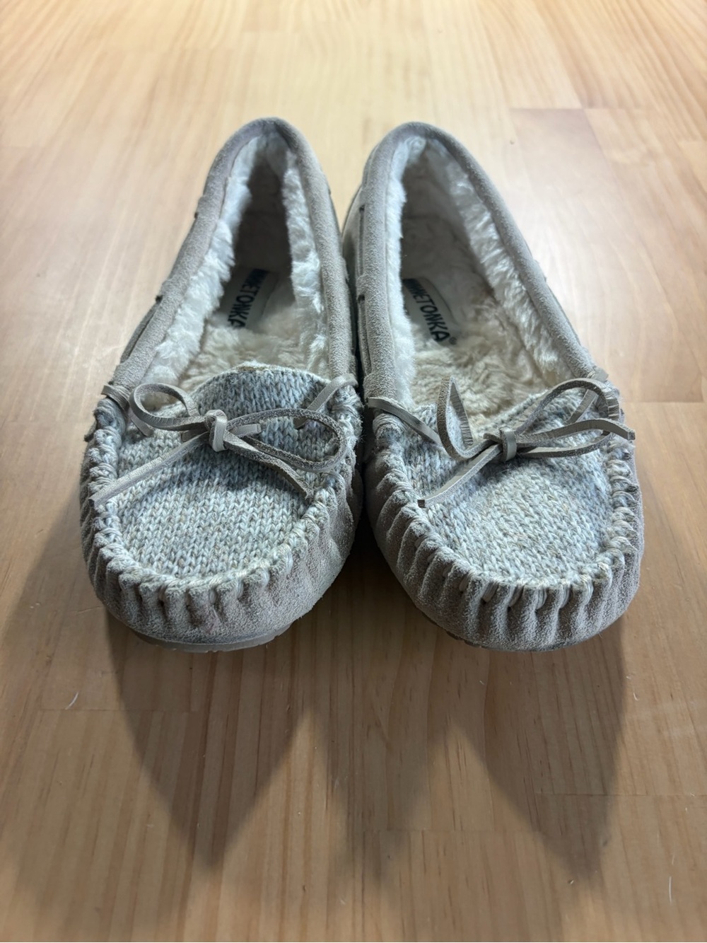 Minnetonka Cream Knit & Suede Bow Moccasins A5